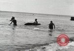 Immagine di Hawaiian surfers Hawaii USA, 1917, secondo 27 filmato di repertorio 65675023082