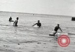 Immagine di Hawaiian surfers Hawaii USA, 1917, secondo 29 filmato di repertorio 65675023082