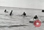 Immagine di Hawaiian surfers Hawaii USA, 1917, secondo 30 filmato di repertorio 65675023082