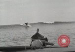 Immagine di Hawaiian surfers Hawaii USA, 1917, secondo 49 filmato di repertorio 65675023082