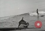 Immagine di Hawaiian surfers Hawaii USA, 1917, secondo 53 filmato di repertorio 65675023082