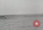 Immagine di Hawaiian surfers Hawaii USA, 1917, secondo 54 filmato di repertorio 65675023082