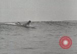 Immagine di Hawaiian surfers Hawaii USA, 1917, secondo 56 filmato di repertorio 65675023082