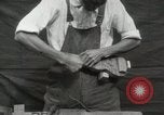 Immagine di Costruzione di Ukulele Hawaii USA, 1917, secondo 3 filmato di repertorio 65675023085