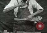 Immagine di Costruzione di Ukulele Hawaii USA, 1917, secondo 4 filmato di repertorio 65675023085