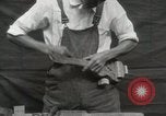 Immagine di Costruzione di Ukulele Hawaii USA, 1917, secondo 5 filmato di repertorio 65675023085