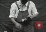 Immagine di Costruzione di Ukulele Hawaii USA, 1917, secondo 8 filmato di repertorio 65675023085