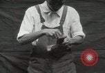 Immagine di Costruzione di Ukulele Hawaii USA, 1917, secondo 9 filmato di repertorio 65675023085