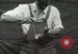 Immagine di Costruzione di Ukulele Hawaii USA, 1917, secondo 10 filmato di repertorio 65675023085