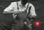 Immagine di Costruzione di Ukulele Hawaii USA, 1917, secondo 11 filmato di repertorio 65675023085