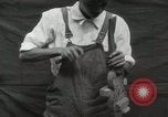 Immagine di Costruzione di Ukulele Hawaii USA, 1917, secondo 12 filmato di repertorio 65675023085