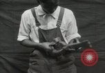 Immagine di Costruzione di Ukulele Hawaii USA, 1917, secondo 13 filmato di repertorio 65675023085