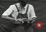 Immagine di Costruzione di Ukulele Hawaii USA, 1917, secondo 14 filmato di repertorio 65675023085