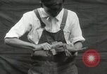 Immagine di Costruzione di Ukulele Hawaii USA, 1917, secondo 15 filmato di repertorio 65675023085