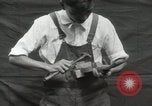 Immagine di Costruzione di Ukulele Hawaii USA, 1917, secondo 17 filmato di repertorio 65675023085