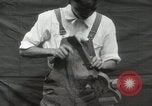 Immagine di Costruzione di Ukulele Hawaii USA, 1917, secondo 18 filmato di repertorio 65675023085