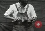 Immagine di Costruzione di Ukulele Hawaii USA, 1917, secondo 19 filmato di repertorio 65675023085