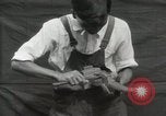 Immagine di Costruzione di Ukulele Hawaii USA, 1917, secondo 21 filmato di repertorio 65675023085