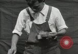 Immagine di Costruzione di Ukulele Hawaii USA, 1917, secondo 22 filmato di repertorio 65675023085