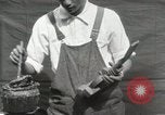 Immagine di Costruzione di Ukulele Hawaii USA, 1917, secondo 23 filmato di repertorio 65675023085