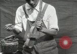 Immagine di Costruzione di Ukulele Hawaii USA, 1917, secondo 24 filmato di repertorio 65675023085