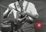 Immagine di Costruzione di Ukulele Hawaii USA, 1917, secondo 25 filmato di repertorio 65675023085