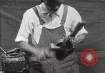 Immagine di Costruzione di Ukulele Hawaii USA, 1917, secondo 26 filmato di repertorio 65675023085