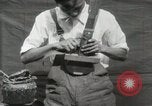 Immagine di Costruzione di Ukulele Hawaii USA, 1917, secondo 27 filmato di repertorio 65675023085