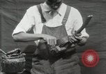 Immagine di Costruzione di Ukulele Hawaii USA, 1917, secondo 28 filmato di repertorio 65675023085