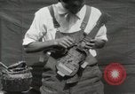 Immagine di Costruzione di Ukulele Hawaii USA, 1917, secondo 29 filmato di repertorio 65675023085
