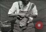 Immagine di Costruzione di Ukulele Hawaii USA, 1917, secondo 30 filmato di repertorio 65675023085