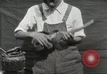 Immagine di Costruzione di Ukulele Hawaii USA, 1917, secondo 31 filmato di repertorio 65675023085