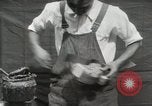 Immagine di Costruzione di Ukulele Hawaii USA, 1917, secondo 33 filmato di repertorio 65675023085