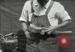 Immagine di Costruzione di Ukulele Hawaii USA, 1917, secondo 34 filmato di repertorio 65675023085