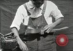 Immagine di Costruzione di Ukulele Hawaii USA, 1917, secondo 36 filmato di repertorio 65675023085