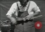 Immagine di Costruzione di Ukulele Hawaii USA, 1917, secondo 37 filmato di repertorio 65675023085