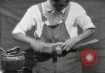 Immagine di Costruzione di Ukulele Hawaii USA, 1917, secondo 39 filmato di repertorio 65675023085