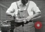 Immagine di Costruzione di Ukulele Hawaii USA, 1917, secondo 40 filmato di repertorio 65675023085