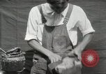 Immagine di Costruzione di Ukulele Hawaii USA, 1917, secondo 41 filmato di repertorio 65675023085