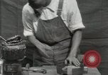 Immagine di Costruzione di Ukulele Hawaii USA, 1917, secondo 45 filmato di repertorio 65675023085