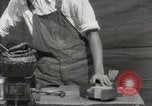 Immagine di Costruzione di Ukulele Hawaii USA, 1917, secondo 46 filmato di repertorio 65675023085