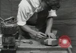 Immagine di Costruzione di Ukulele Hawaii USA, 1917, secondo 47 filmato di repertorio 65675023085