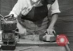 Immagine di Costruzione di Ukulele Hawaii USA, 1917, secondo 48 filmato di repertorio 65675023085