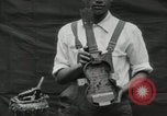 Immagine di Costruzione di Ukulele Hawaii USA, 1917, secondo 49 filmato di repertorio 65675023085
