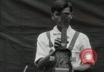 Immagine di Costruzione di Ukulele Hawaii USA, 1917, secondo 51 filmato di repertorio 65675023085