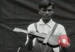 Immagine di Costruzione di Ukulele Hawaii USA, 1917, secondo 53 filmato di repertorio 65675023085