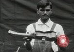Immagine di Costruzione di Ukulele Hawaii USA, 1917, secondo 55 filmato di repertorio 65675023085