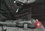 Immagine di Costruzione di Ukulele Hawaii USA, 1917, secondo 57 filmato di repertorio 65675023085