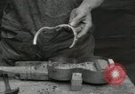 Immagine di Costruzione di Ukulele Hawaii USA, 1917, secondo 60 filmato di repertorio 65675023085