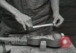 Immagine di Costruzione di Ukulele Hawaii USA, 1917, secondo 61 filmato di repertorio 65675023085